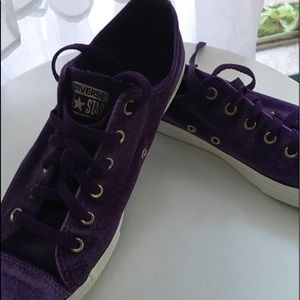 Girls converse size 5. Is a size 7 in women’s